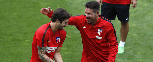 epa06069391 Atletico Madrid's Argentinian head coach, Diego Pablo Simeone (R), jokes with Croatian defender Sime Vrsaljko, during the team's first training session of the season at Cerro del Espino Sports complex in Majadahonda, outskirts of Madrid, 06 July 2017.  EPA/Juan Carlos Hidalgo